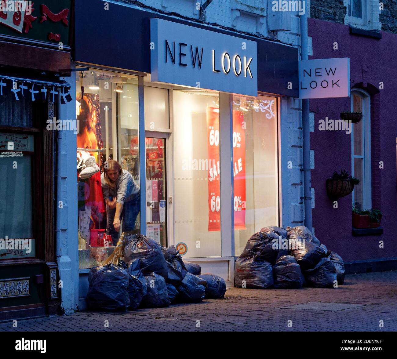 Cornwall comes out of Lockdown. Newquay`s Restaurants, pubs, hotels and non essential retail spring to life after retail outlets enjoy, almost uniquely, the least restrictive Covid regime in the UK.  Cornwall, UK, 1st December 2020. Credit:Robert Taylor/Alamy Live News Stock Photo